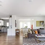 Hollywood Hills Pool & Bbq Prime Location